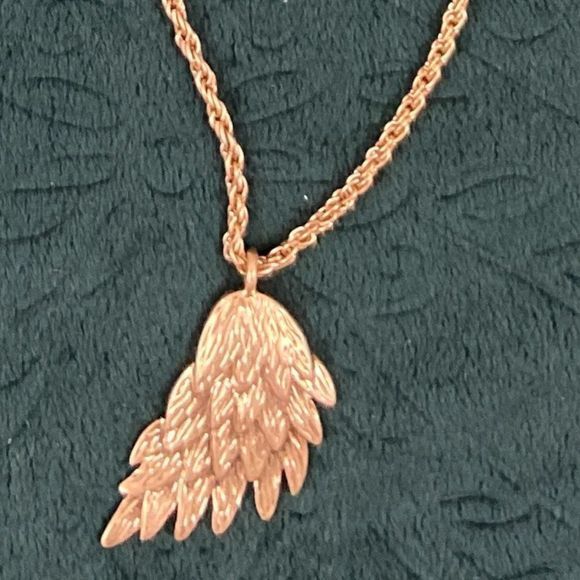 🌿4/$35🌿NWT AREA STARS Gold Angel Wing Necklace - Picture 3 of 5